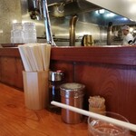 らぁめん 満来 - 内観とウォーターサーバー