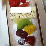 nanairo - 娘の誕生日ケーキを！ロールケーキに季節のフルーツをトッピング。ケーキ土台９００円＋トッピング３００円でプレートとローソクはサービスです。