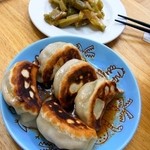 台湾屋台村 - 焼餃子￥300：まあるい感じの餃子