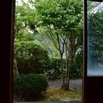 茶庵 芙蓉 - ～茶庵 芙蓉～
      内装、客室から庭園を覗く