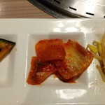 焼肉 徳寿 - ナムル、キムチ
