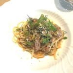 La Brianza - マグロほほ肉とつるむらさきのオイルベースのスパゲティ。マグロの赤身魚っぽい風味とつるむらさきの個性風味がいい感じにバランスしていておいしい。マグロほほ肉たっぷり、贅沢～