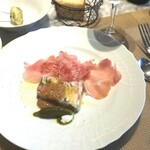 La Brianza - 愛農ポーク顔のお肉などゼリー寄せ、フィノッキオーナ、パルマ生ハム14か月熟成シュルキュトリ盛り合わせ。ゼリー寄せおいしい。やさしいお肉の味わい、ビールが進んじゃうわ～