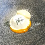 La Brianza - パンナコッタにマンゴーソースとディル、アイスクリーム添え。フルーティーさとまろやかさにディルの香りがあるととても引き立ちますね。ひと味もふた味も味わい膨らんで楽しめました☆