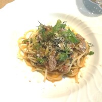 La Brianza - マグロほほ肉とつるむらさきのオイルベースのスパゲティ。マグロの赤身魚っぽい風味とつるむらさきの個性風味がいい感じにバランスしていておいしい。マグロほほ肉たっぷり、贅沢～