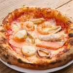 フラグランテ フラゴラ - 魚介のピザ（海老、いか、帆立、タコ、サーモン）