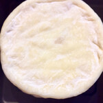 本郷チーズ工房 オヒアス - 色は普段のホワイトチーズと変わりませんが指で押しても戻りません　かなり熟成してますね