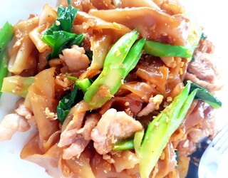 Bangkok Zap - パッチユー（太い麺とタイ野菜をいためたもの）