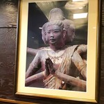 拉麺阿修羅 - 壁には阿修羅像の写真