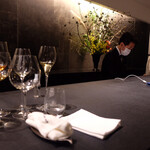 祇園 呂色 - オープンカウンター10席のみの店内。印象的な華飾りがこちらにも。