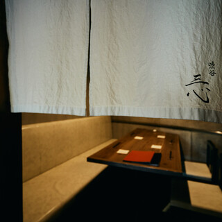 A private room with a noren curtain. Can seat up to 5 people. You can relax and enjoy it.