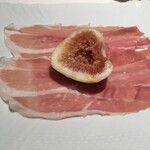 レストラン 代官山小川軒 - 切りたてのパルマ産プロシュット、皮を剥いたイチジク