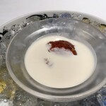 レストラン 代官山小川軒 - コンソメゼリーが沈んでいる