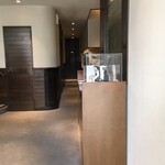 レストラン 代官山小川軒 - エントランスの奥に男女別の大きなWクロゼットがある