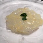 レストラン 代官山小川軒 - ヒラメの薄造り　白いドレッシング掛け、4mm角に切った青紫蘇