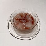 レストラン 代官山小川軒 - 巨峰とデラウェアの果汁とクレーム・ド・カシスのソース葛切り