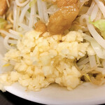 野菜みそラーメン 鬼首 - 今日のニンニクはかなり粗め