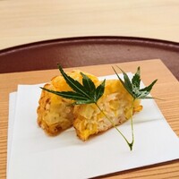 日本料理 久丹 - 先付けは飛騨の高原で栽培された糖度の高いタカネコーンと芝海老の真丈の揚げ物