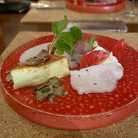 ボッテゴン - 前菜盛り合わせ(まぐろ、かんぱち、いかのカルパッチョ、プッラータチーズとフルーツトマトのカプレーゼ、自家製の豚ハム、プレーンのキッシュ トリュフ添え)