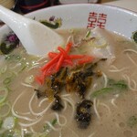 長浜ラーメン 丸羅とんこつ - 高菜､紅ショウガ投下。