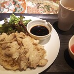 朝日夜 別庭 - ランチ カオマンガイ700円 タイ米が良い感じに鶏のスープが効いてて美味しいです。おまけに葡萄ゼリーも。20人くらいの貸切宴会に良さそうな雰囲気でした