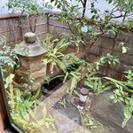 つる由 - 中庭