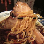 富山ブラックラーメン だらんま - 黒いスープに黄色っぽい麺がよく合います＆ごっついチャーシュー