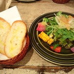 アラジンスパイスホーム - 12/6/23のランチ　サラダ・バケット