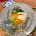 柚木元 - 氷の入れ物に入ったフルーツ