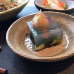 玄米自然食&デザート あかり屋ごはん - 前菜（海藻が入った寒天を柚味噌で頂きました。人参を金魚に見たてた細工もステキ）