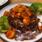 タニタカフェ - ♦︎国産牛のハンバーグ
            北海道産赤身肉を使用した手ごねハンバーグを野菜と煮込んだデミグラスソースで仕上げました。