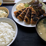 Rikiya - 竹荚鱼炸定食
                      米饭、味噌汤、三条开背竹荚鱼炸、土豆沙拉、腌萝卜