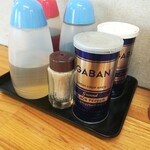 峰来軒 - 卓上調味料　胡椒は、ブラックとホワイト両方あり✨