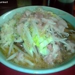 小ラーメン豚入り 「ニンニクアブラ」(750円)