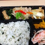 フレンド四季 - 今日はメインが肉野菜炒め、副菜がさつま揚げ煮、わかめとメンマ、根菜サラダ。ご飯は菜っ葉のご飯。