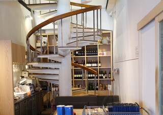 フクモリ - 螺旋階段とワイン棚