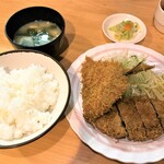 Miyoshi - 200826水　東京　三善　店内　メンチアジフライ定食800円