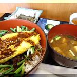 惣菜2点（きんぴら、糠漬けきゅうり）、赤だし付