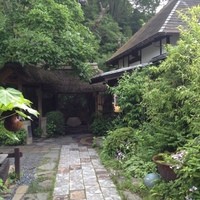 九つ井 本店 - 中庭を通って本館へ