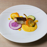 レストラン 桂姫 - 鮮魚のポワレ　粒マスタードとサフランのソース