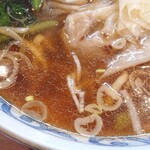 台湾牛肉麺店Fan - スープ。「昔ながら」ではない正油スープ。焦がしネギの風味がとても良い。