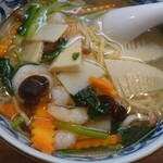 台湾牛肉麺店Fan - 海老そば(塩)。餡はかかっておらず、サラサラであっさり。野菜たっぷりなのが嬉しい。