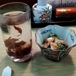 栄寿司 - 焼酎お湯割り、梅入り