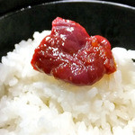 堀商店 - ご飯に馬刺をのせて