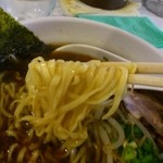 オカザキ - 麺(醤油ラーメン)