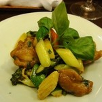 中国麺飯 勇 - 上のバジルを手でちぎっていただきます。香りが良いね