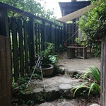 山辺の道 花もり - 【ここから中へ】
            建物の写真を撮っていなくてすみませんm(__)m
            ご自身の目で確かめて下さい。
            凄く素敵な雰囲気のお店ですよ。