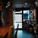里伊 - 店内　カウンターから入口方面