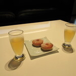 望楼NOGUCHI登別 - チェックイン時、コーン茶と望楼NOGUCHIオリジナル菓子ドナンシェ(2020年8月)