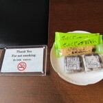 望楼NOGUCHI登別 - 部屋にあったお菓子、「きんつば」「ざっこくじゃがぽりん」(2020年8月)